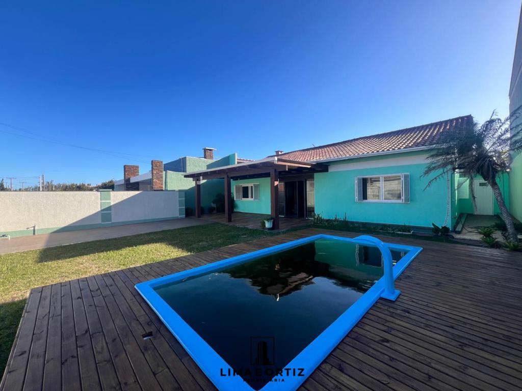 Casa 04 Dormitórios com piscina
