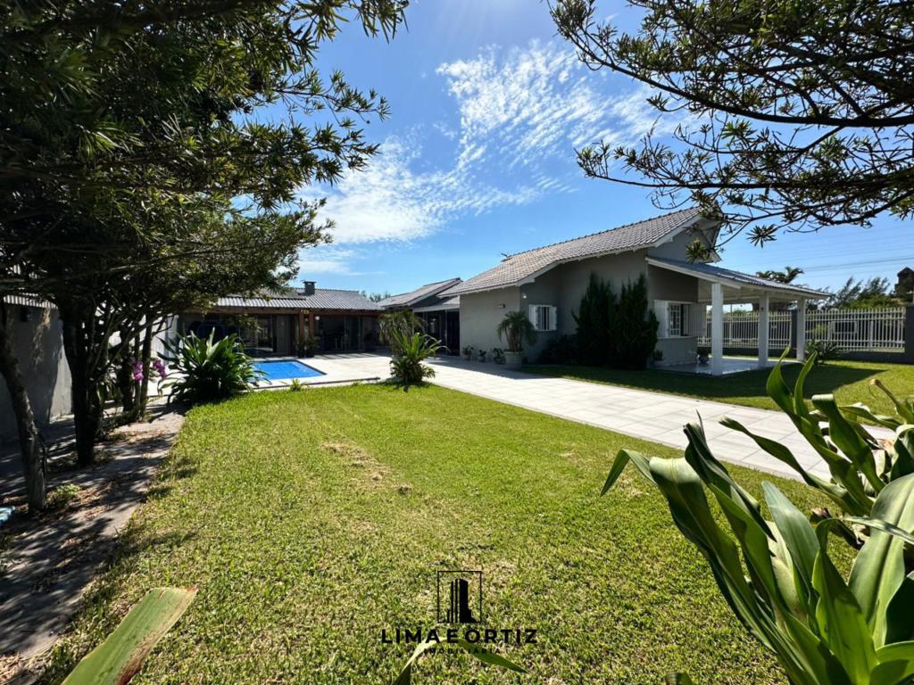 Casa 04 Dormitórios com Piscina