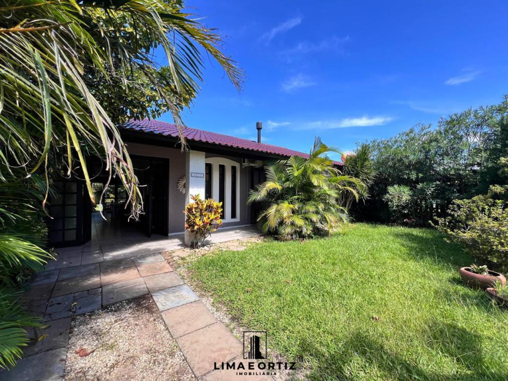 Casa 03 Dormitórios com Piscina