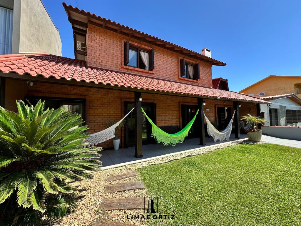 Sobrado 03 Dormitórios com Piscina