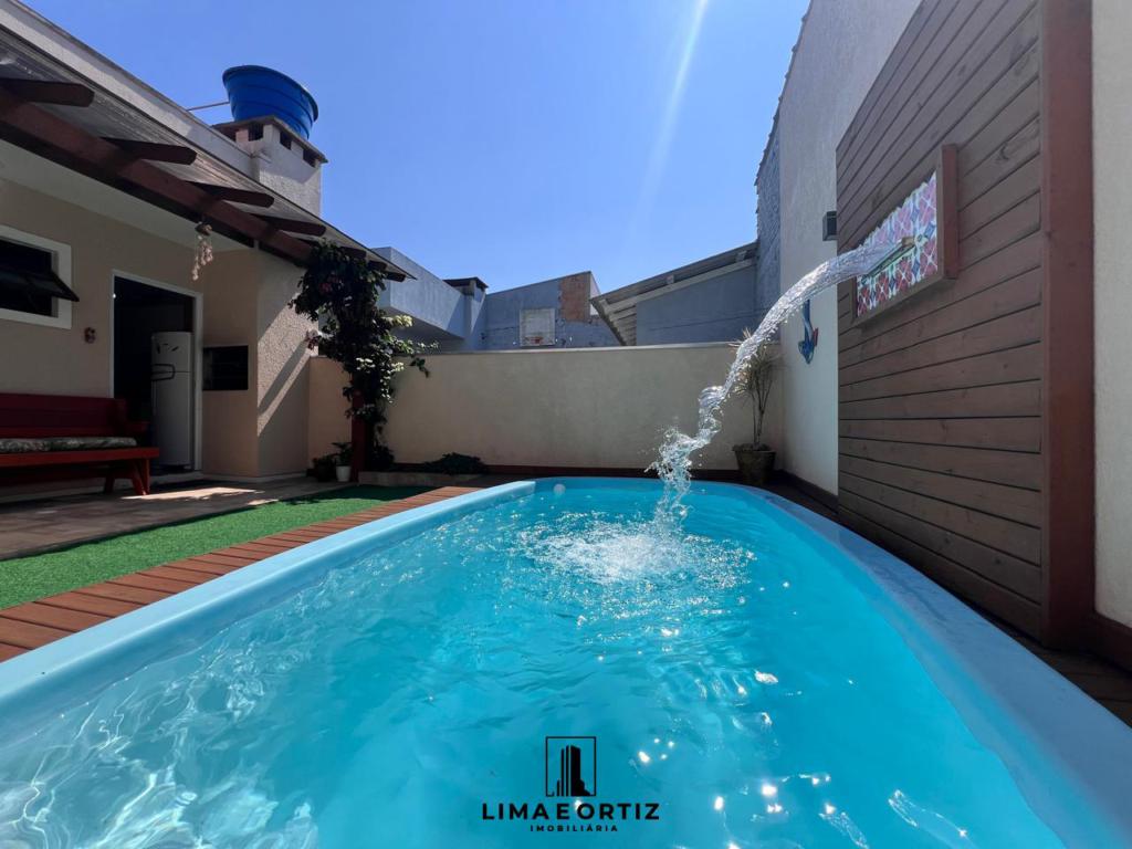 Casa 02 Dormitórios com Piscina